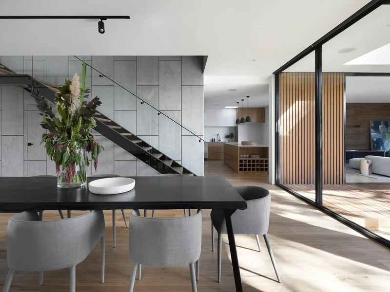 Floor-to-ceiling balcony insect mesh enclosure